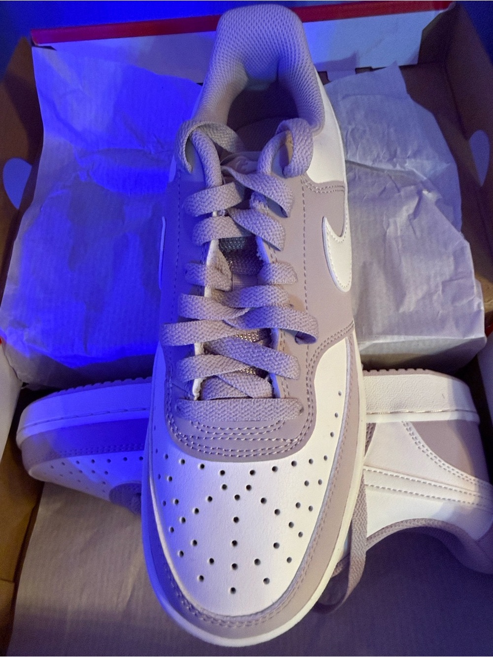 Nike Two-Tone Low-Top Sneakers in Lavender and White 8.5 NIB - Picture 2 of 3